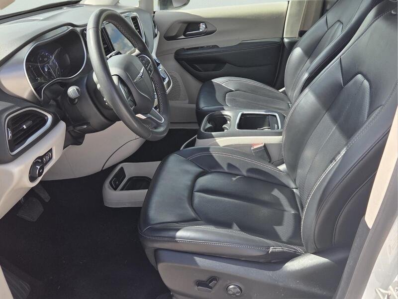 Used 2023 Chrysler Pacifica Touring-L FWD image 10
