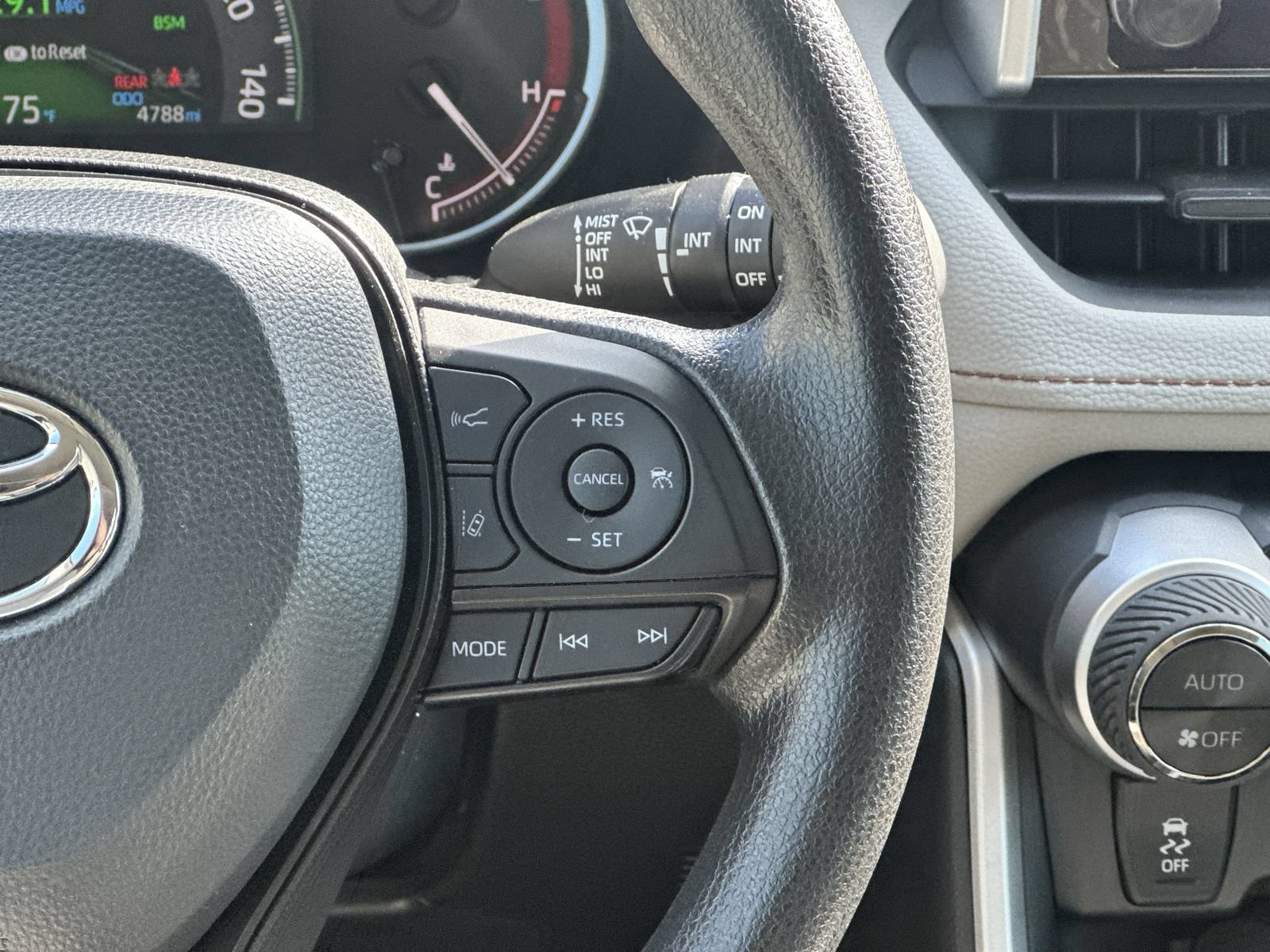 Used 2025 Toyota RAV4 XLE w/ Convenience Package FWD image 21