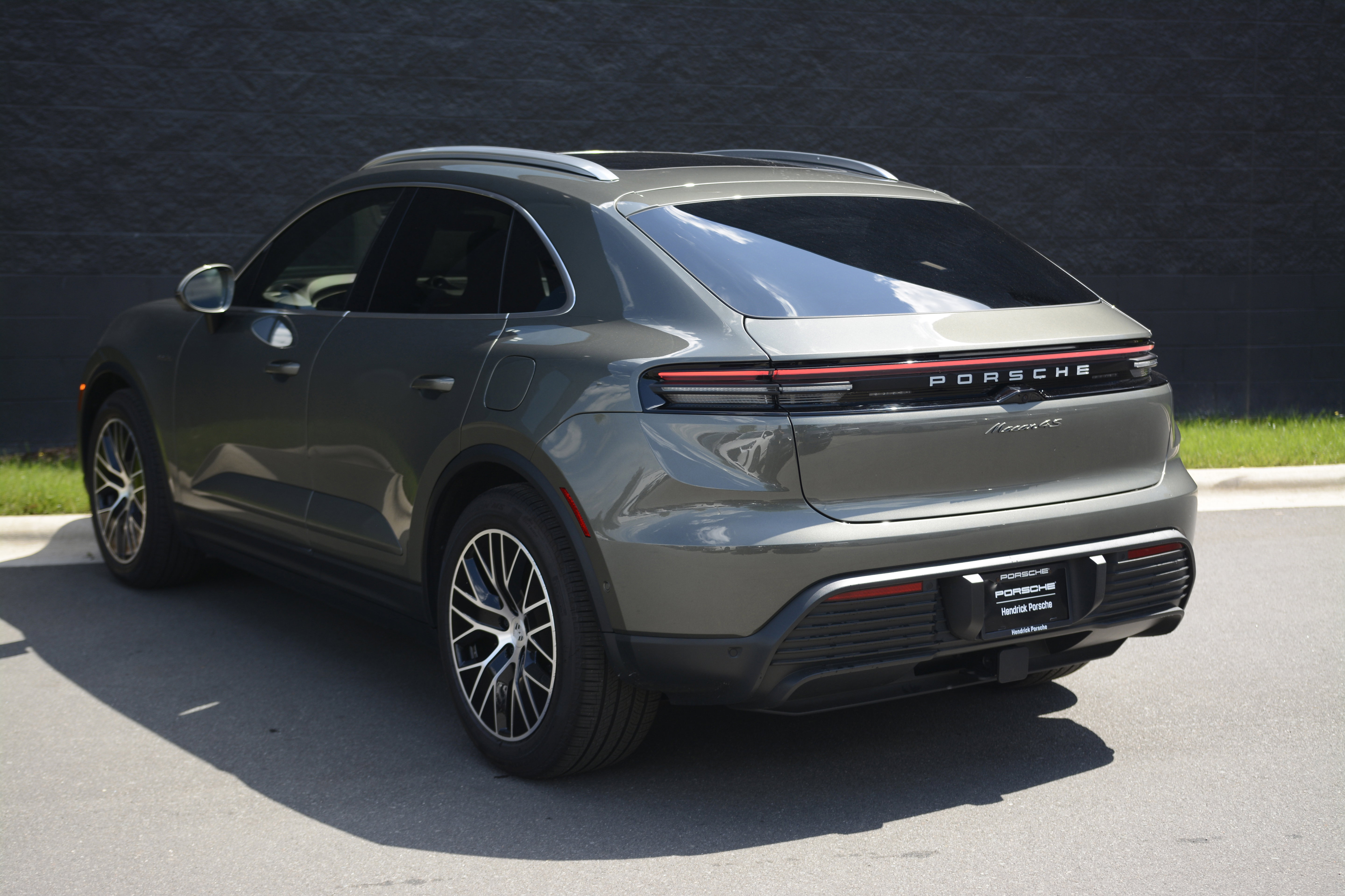 Certified 2025 Porsche Macan 4S Electric AWD/4WD image 3