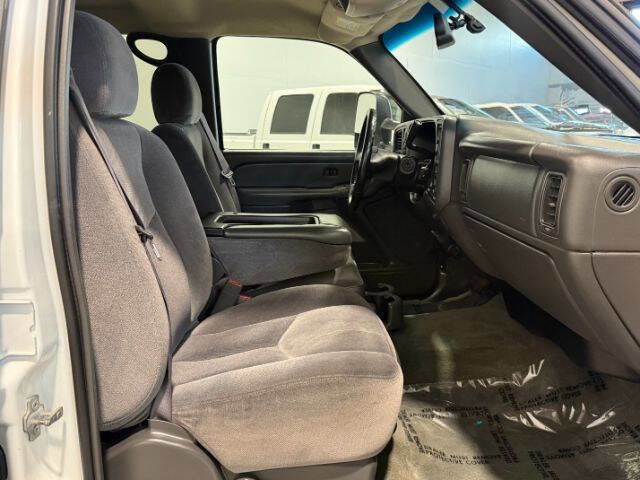 Used 2005 GMC Sierra 2500 SLE w/ Heavy-Duty Power Package AWD/4WD image 15