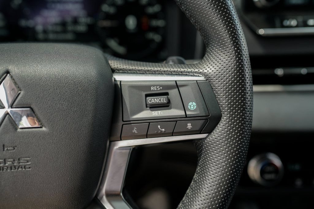 Used 2023 Mitsubishi Outlander LE AWD/4WD image 31