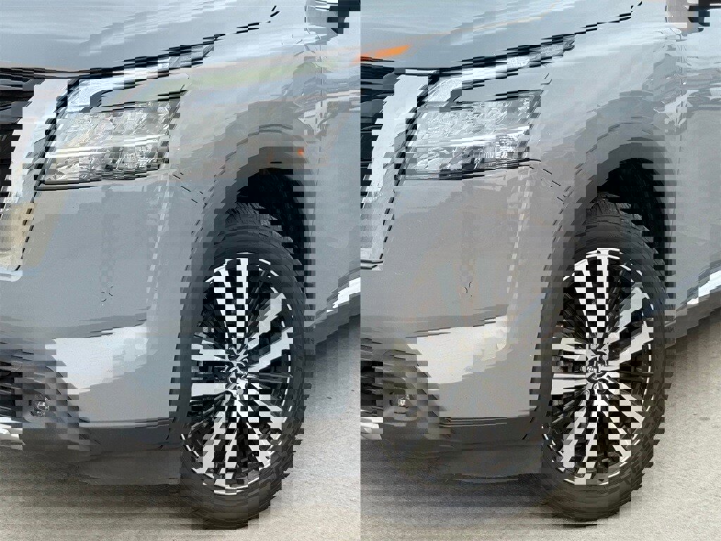 Used 2023 Nissan Pathfinder Platinum w/ Lighting Package (N92) image 3