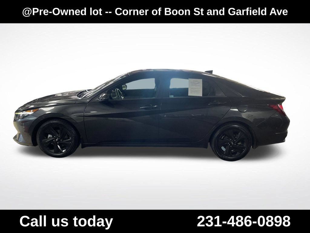 Used 2022 Hyundai Elantra SEL w/ Convenience Package FWD image 2