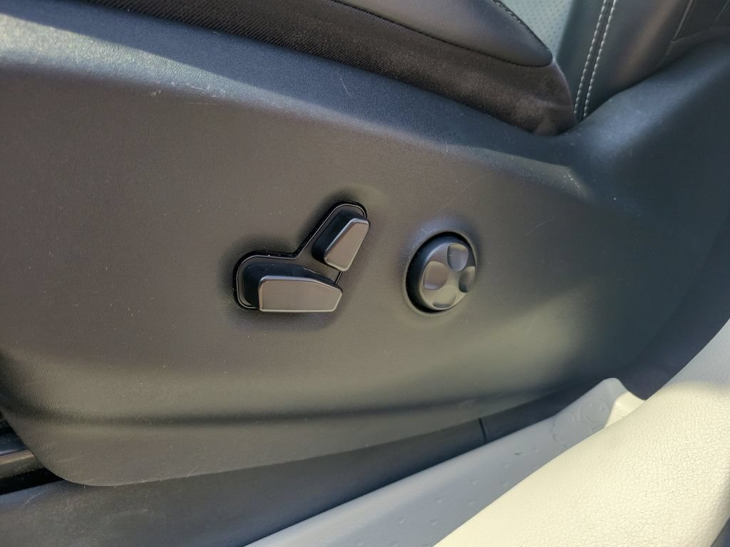 Used 2023 Chrysler Pacifica Touring-L FWD image 18