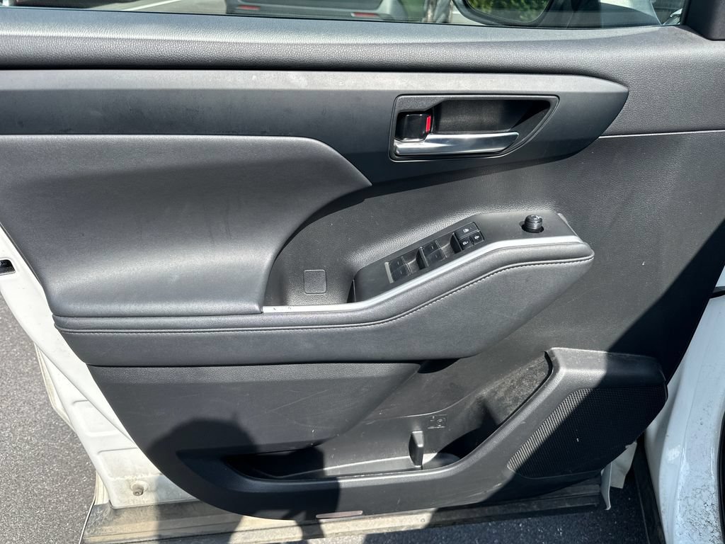 Used 2022 Toyota Highlander XLE AWD/4WD image 11