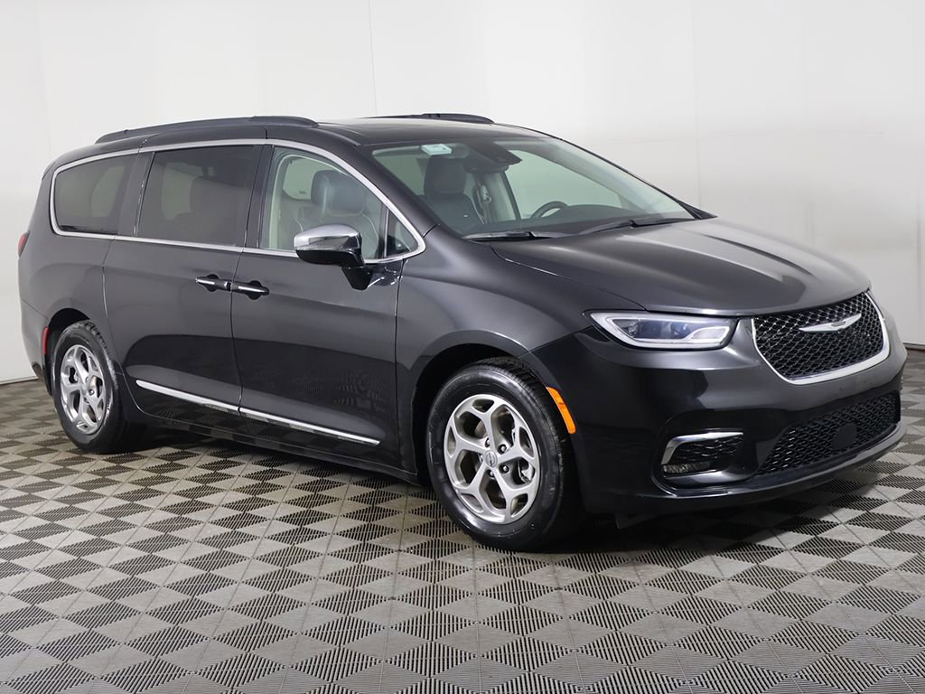Used 2023 Chrysler Pacifica Limited image 2