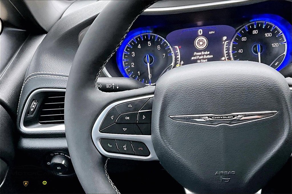 Used 2025 Chrysler Pacifica Select image 17