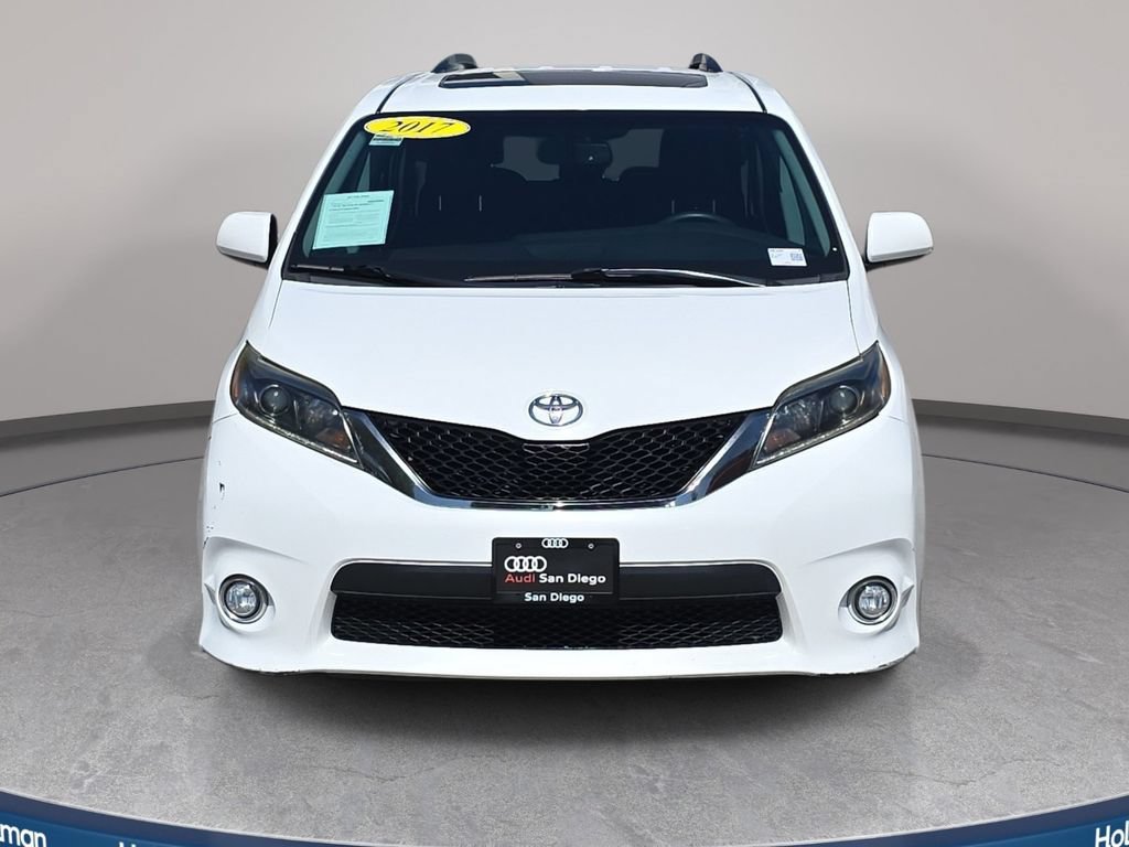 Used 2017 Toyota Sienna SE Premium FWD image 3