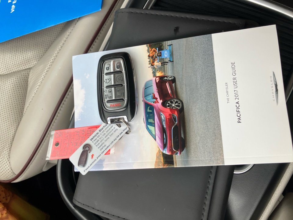 Used 2017 Chrysler Pacifica Limited image 38