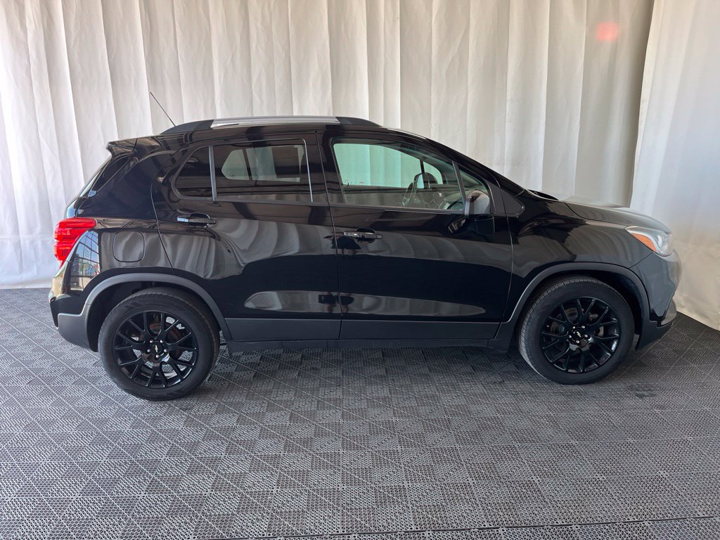 Used 2021 Chevrolet Trax LT w/ Midnight Edition FWD image 2