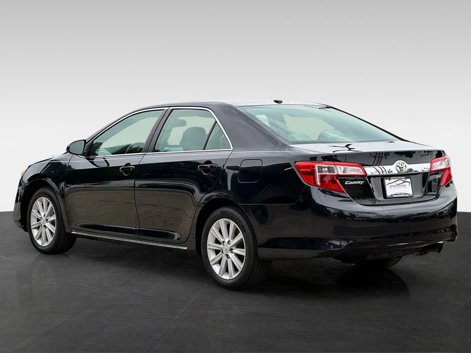 Used 2013 Toyota Camry XLE w/ Leather Pkg FWD image 5