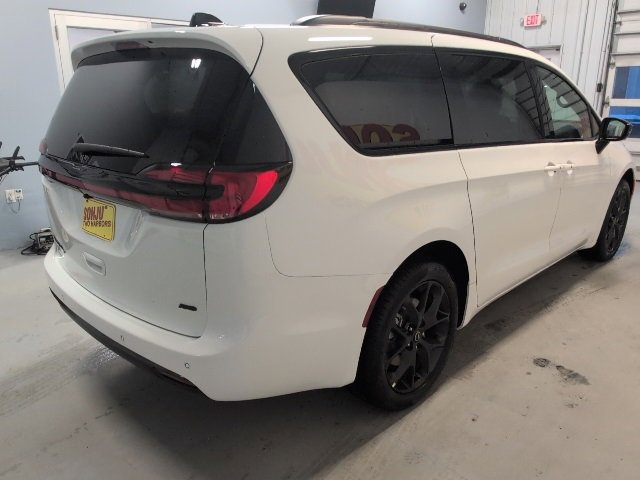 New 2026 Chrysler Pacifica Select image 5