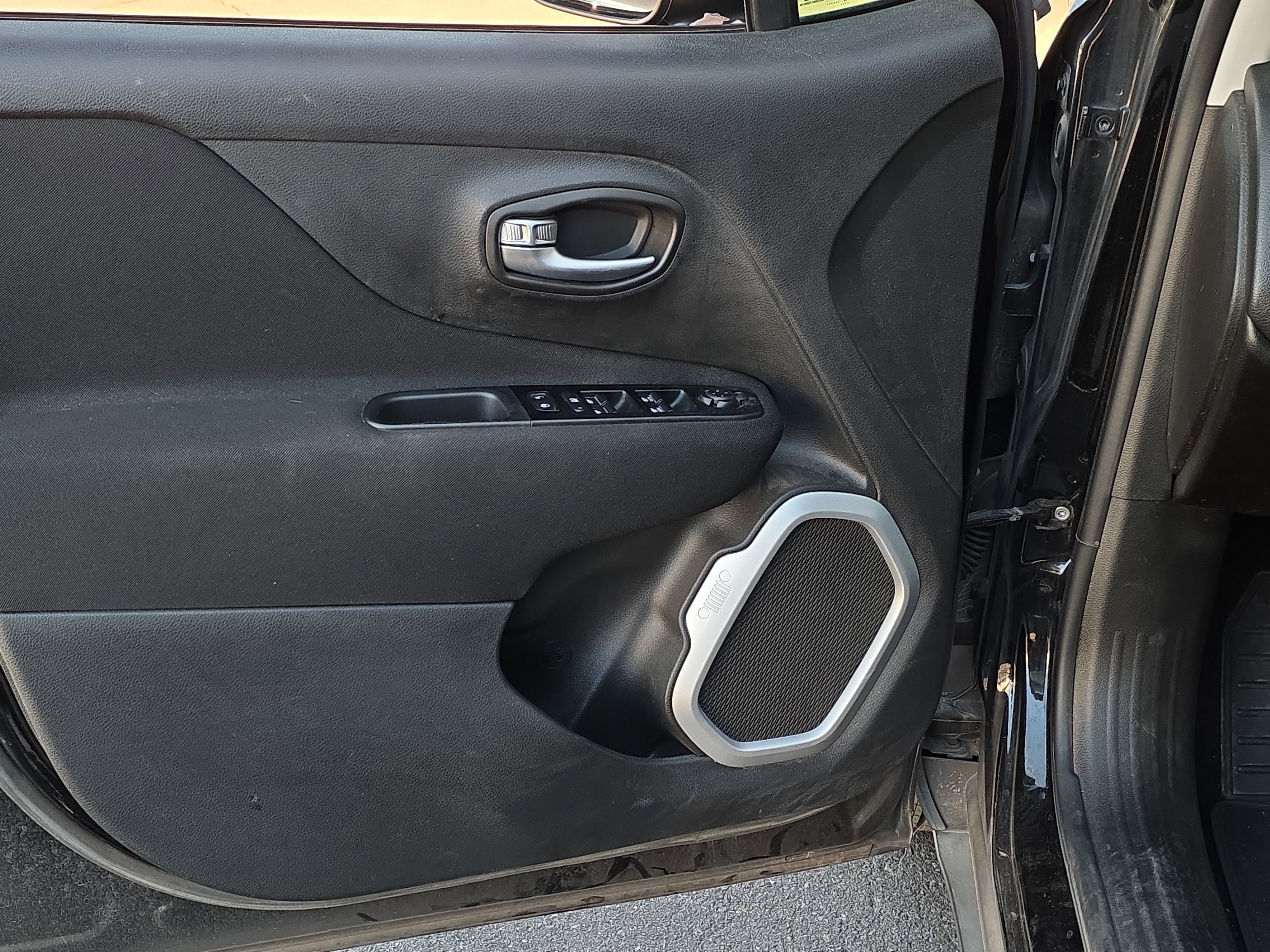 Used 2019 Jeep Renegade Latitude image 10