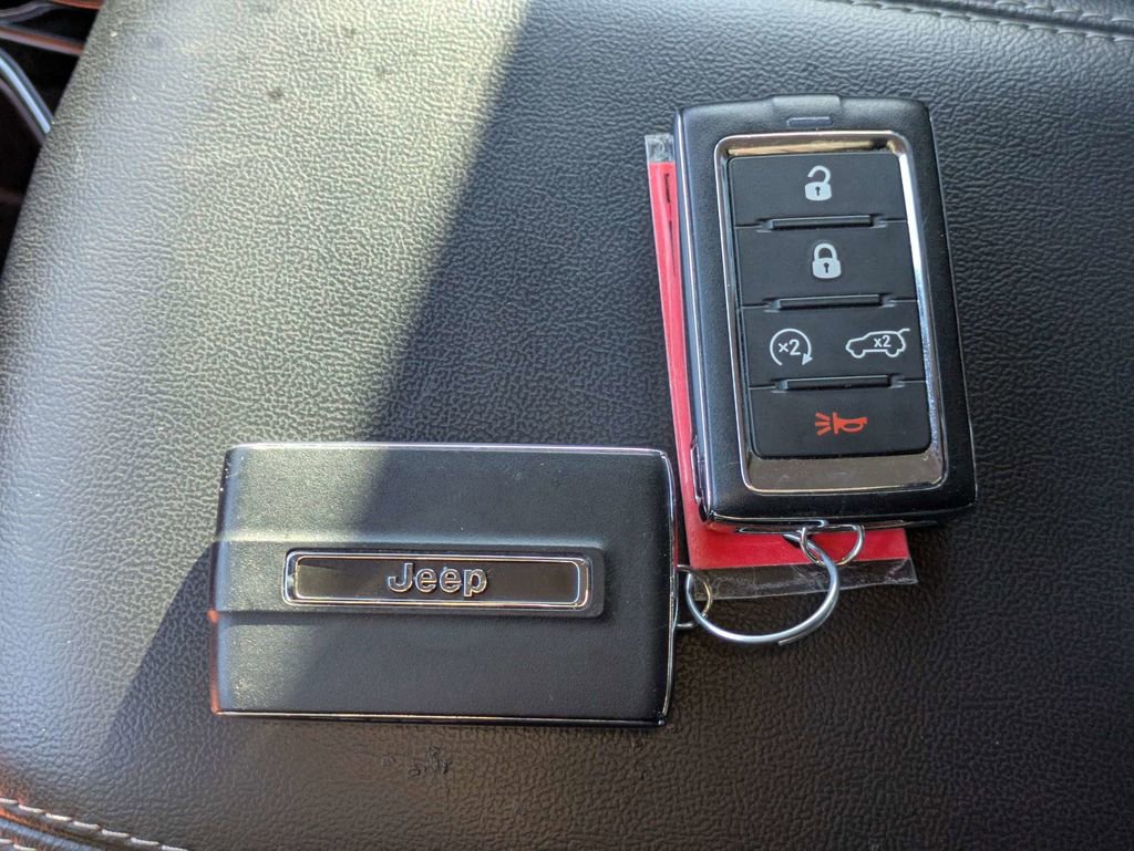 Used 2023 Jeep Grand Cherokee Limited w/ Black Appearance Package image 30