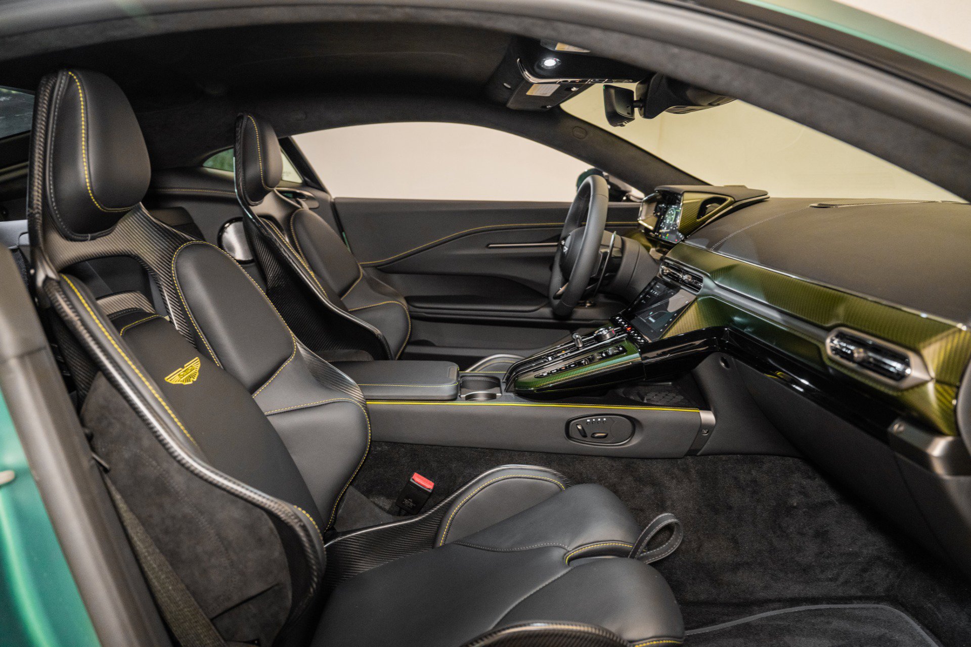 Used 2025 Aston Martin V8 Vantage Coupe image 15