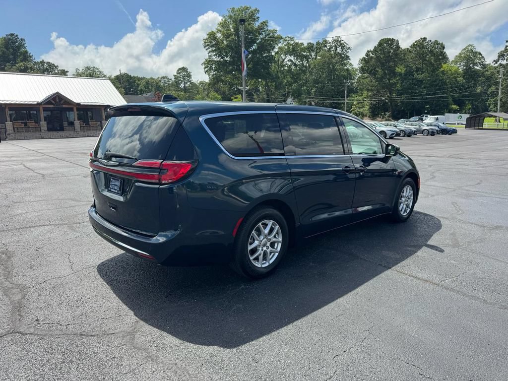 Used 2023 Chrysler Pacifica Touring-L FWD image 6