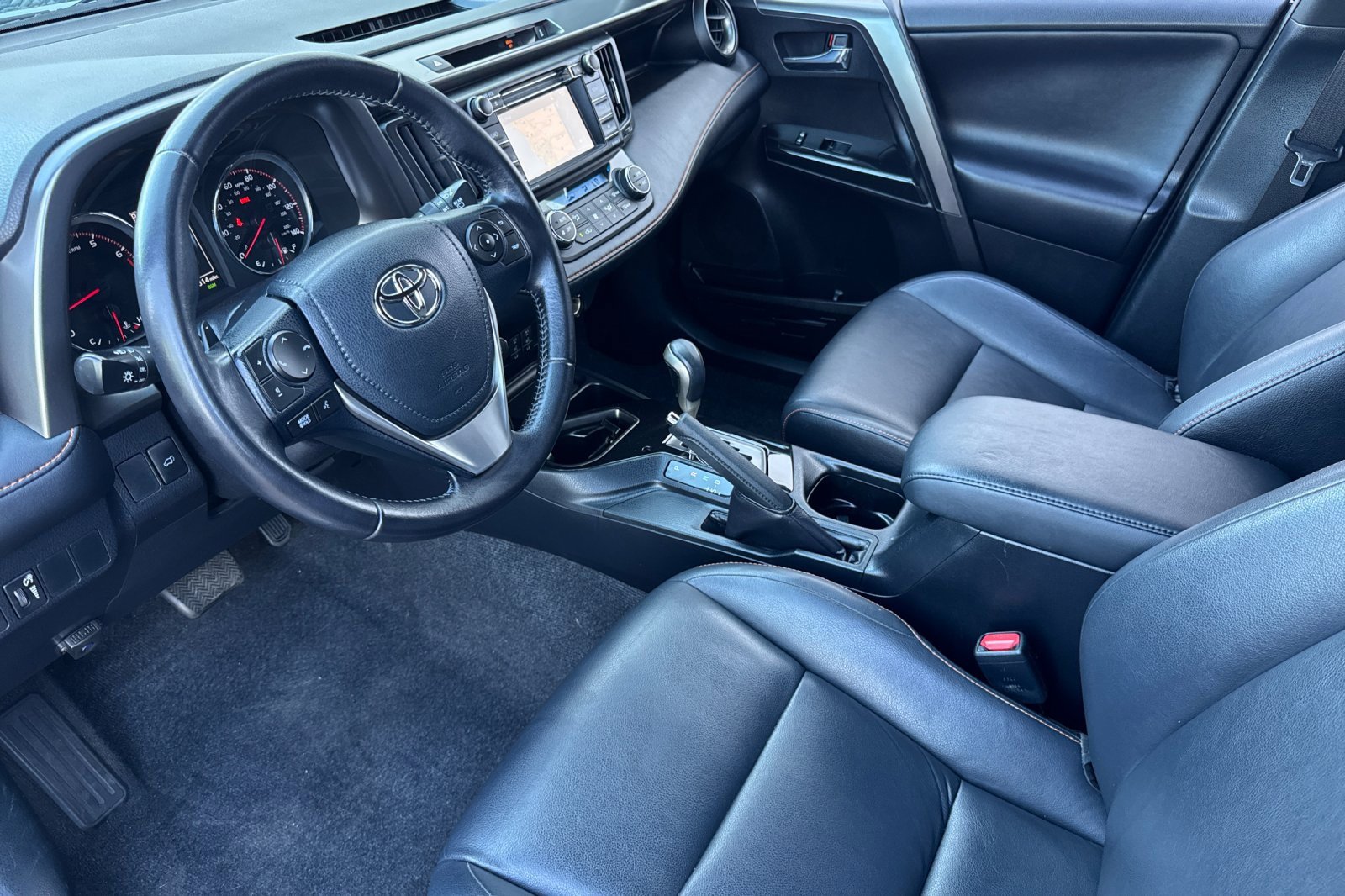 Used 2016 Toyota RAV4 SE image 10