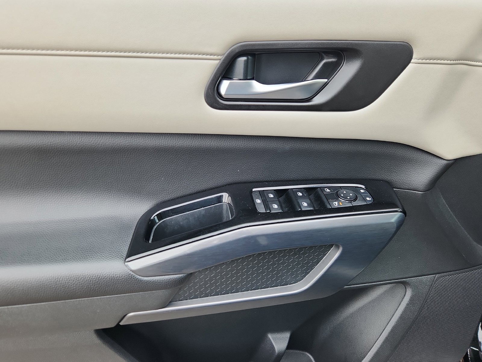 Used 2023 Nissan Pathfinder SL w/ Lighting Package (N92) AWD/4WD image 9