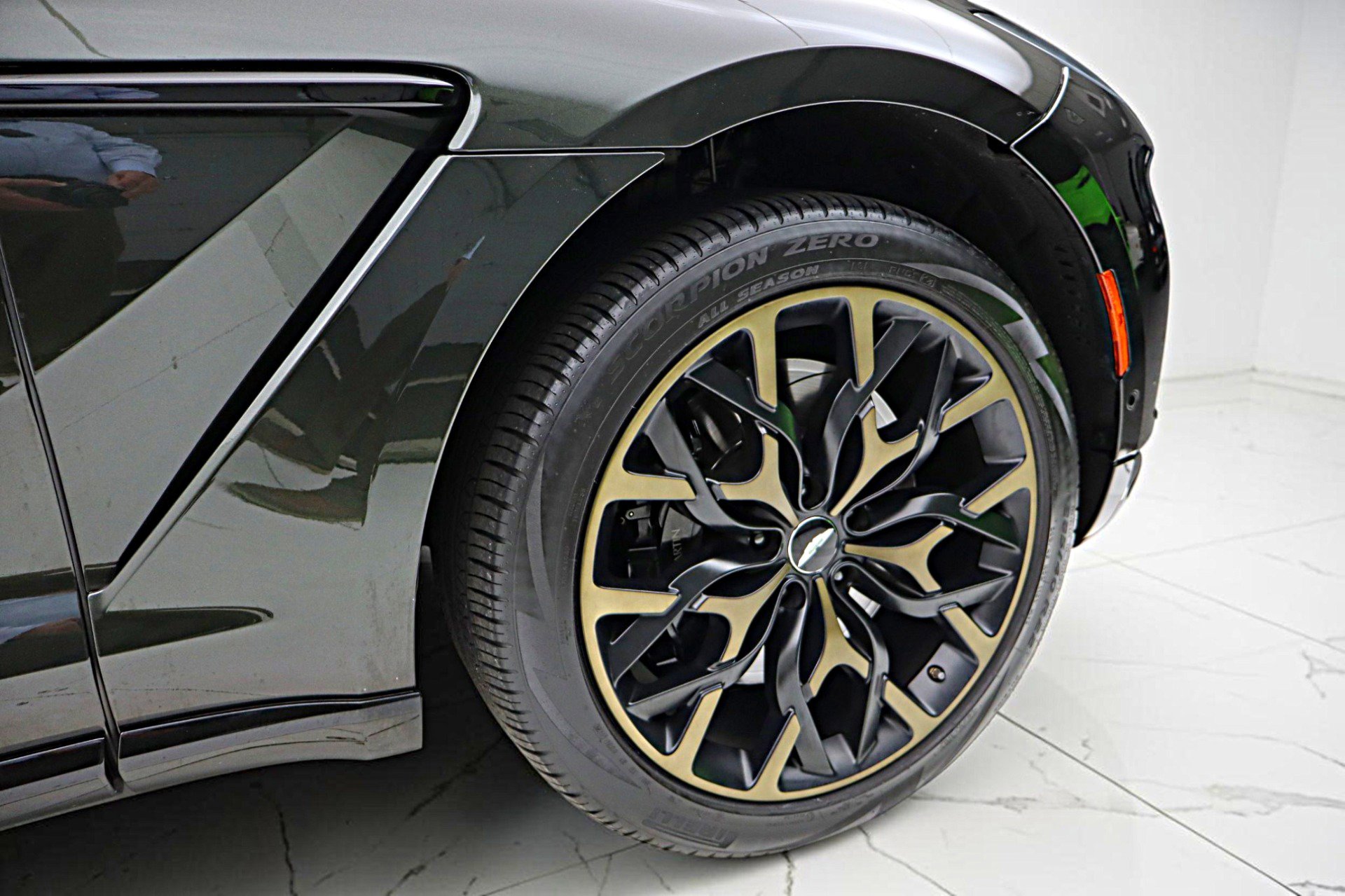 Used 2021 Aston Martin DBX AWD/4WD image 33