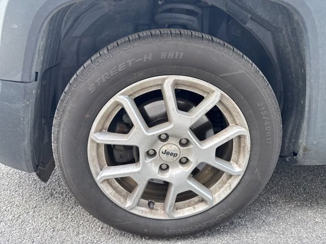 Used 2018 Jeep Renegade Latitude FWD image 3