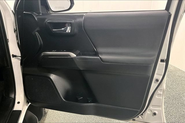 Used 2018 Toyota Tacoma TRD Sport AWD/4WD image 35