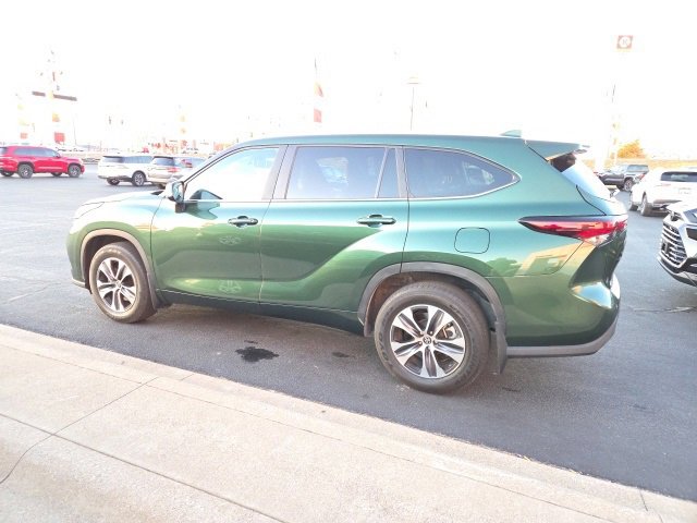 Used 2024 Toyota Highlander XLE image 3
