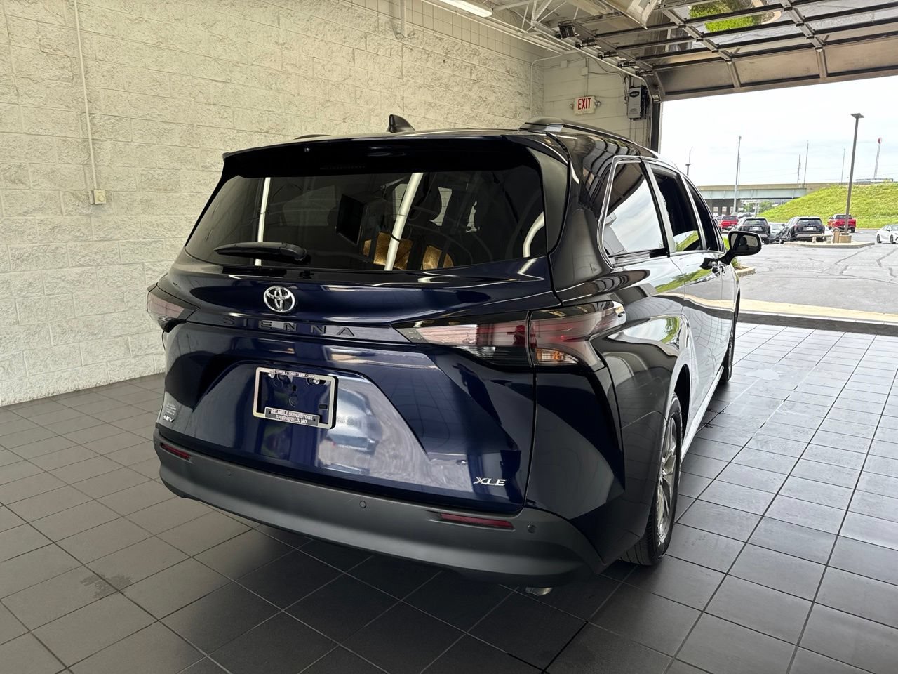 Used 2026 Toyota Sienna XLE FWD image 7