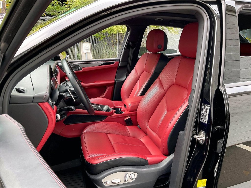 Certified 2023 Porsche Macan AWD/4WD image 5