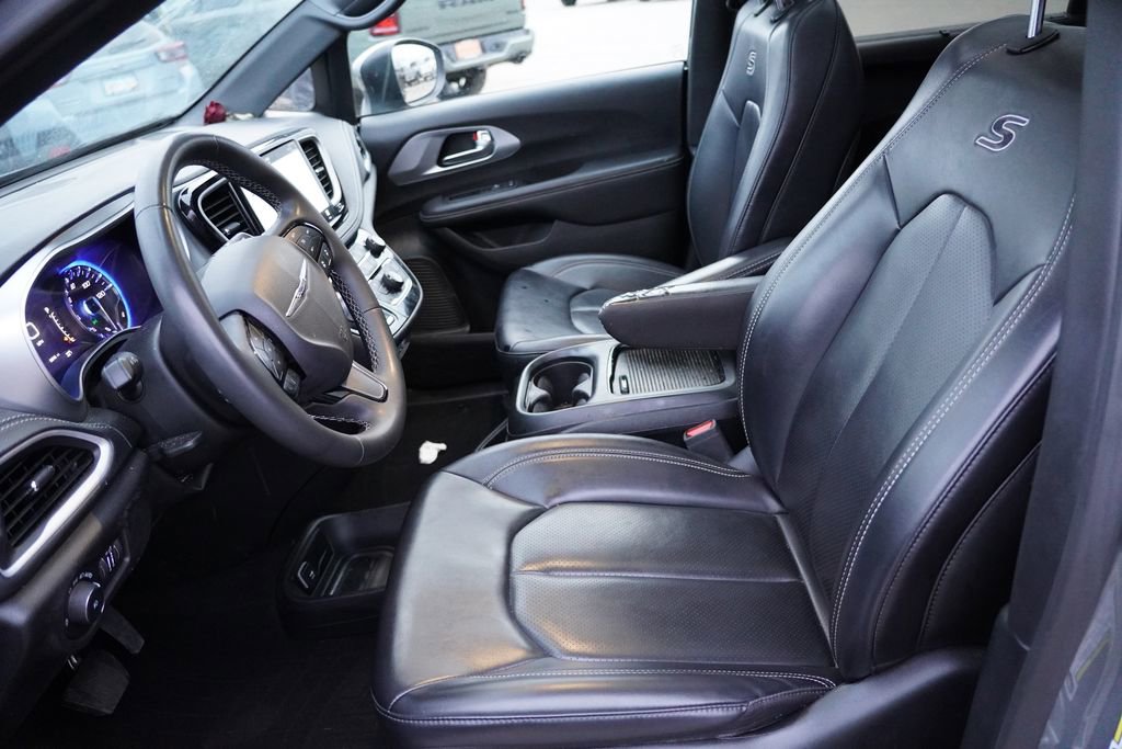 Used 2023 Chrysler Pacifica Touring-L w/ S Appearance Package image 4