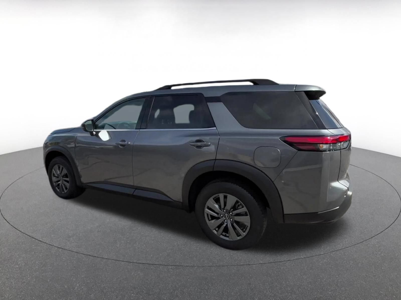 Used 2025 Nissan Pathfinder SV FWD image 10