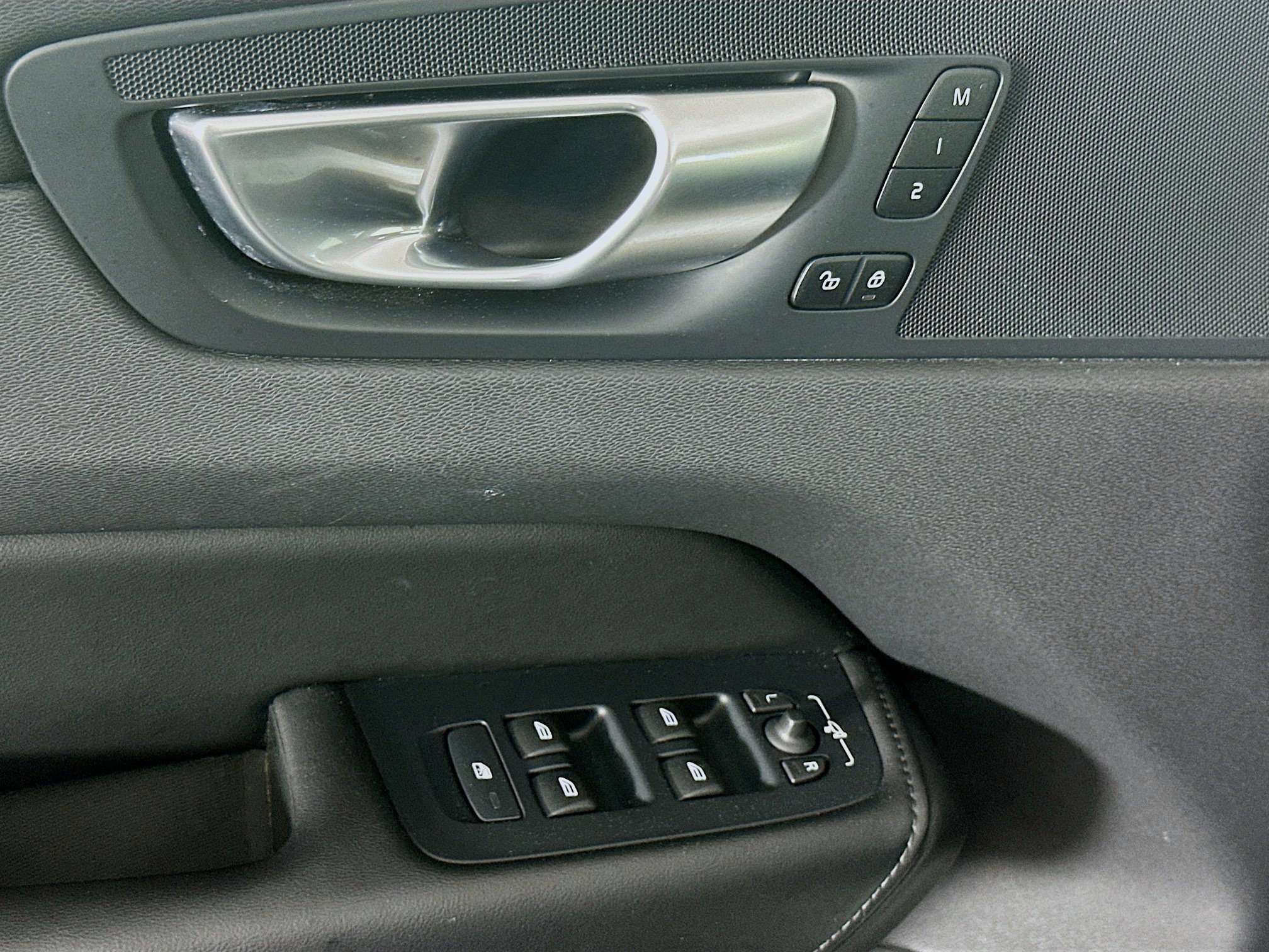 Used 2024 Volvo XC60 B5 Core image 15