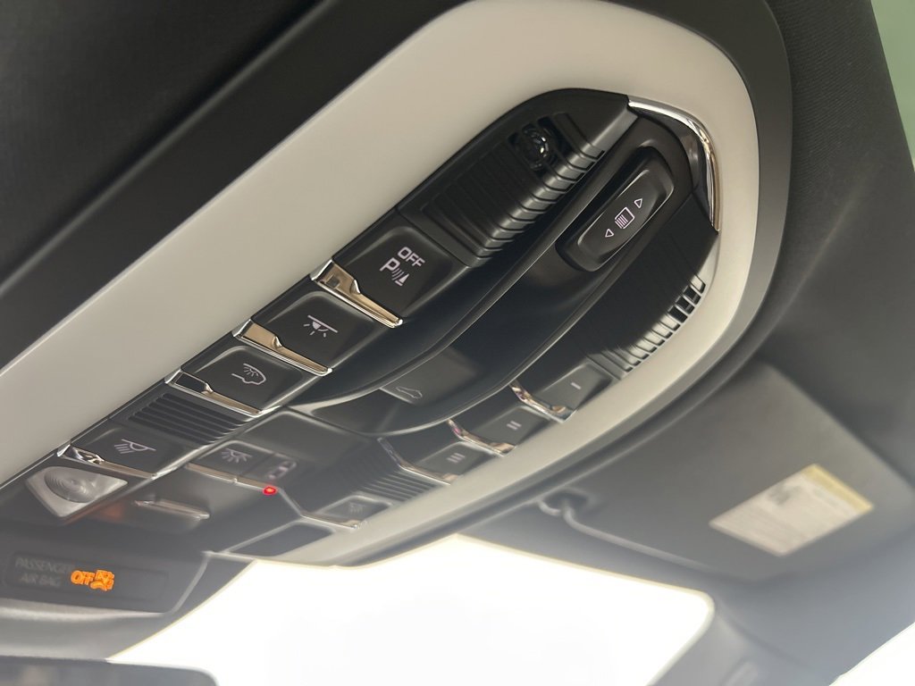 Certified 2025 Porsche Macan image 24