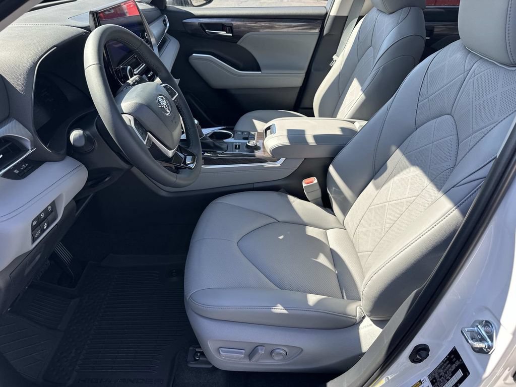 New 2026 Toyota Highlander Platinum AWD/4WD image 19