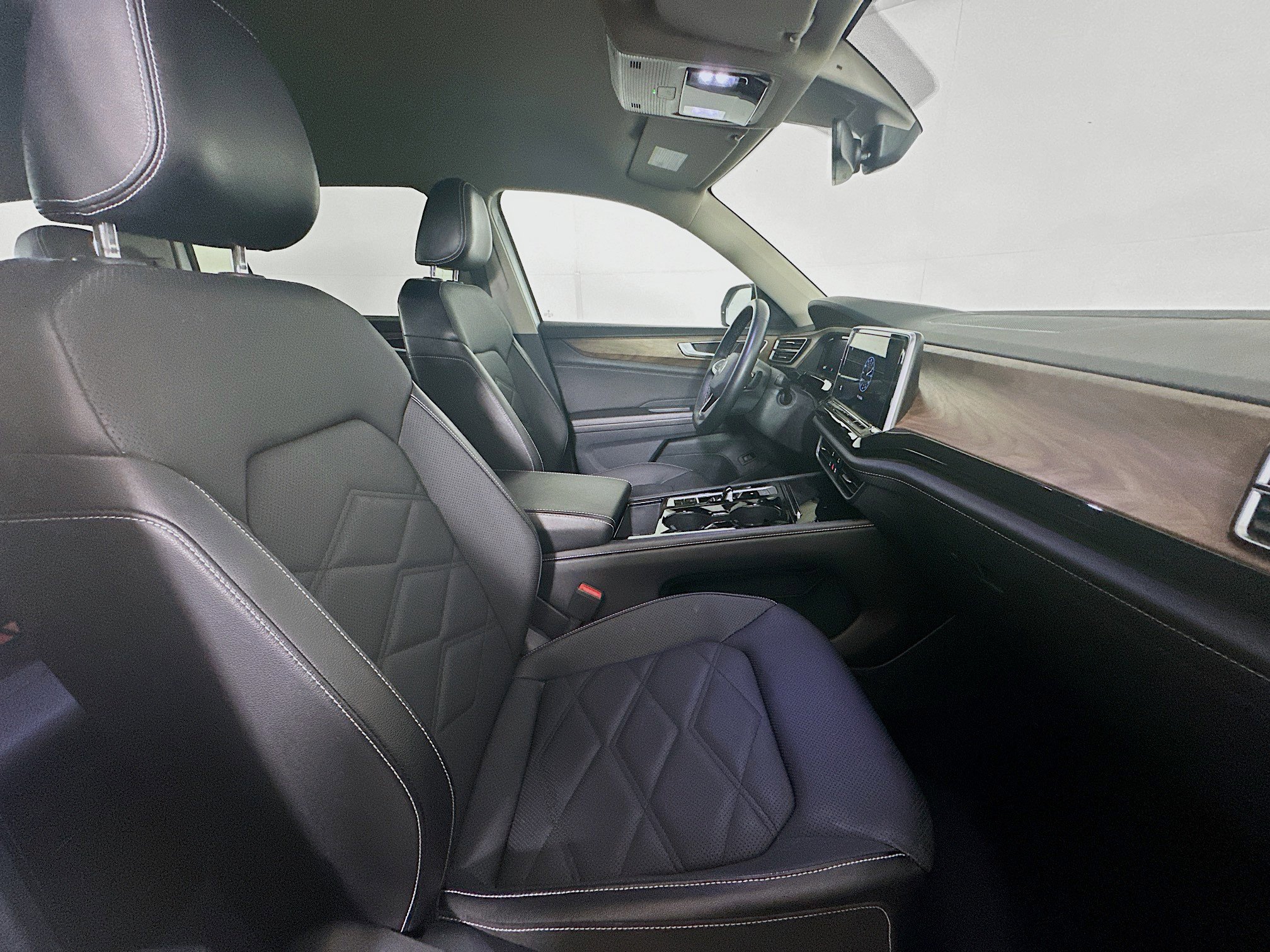 Used 2025 Volkswagen Atlas SE image 32