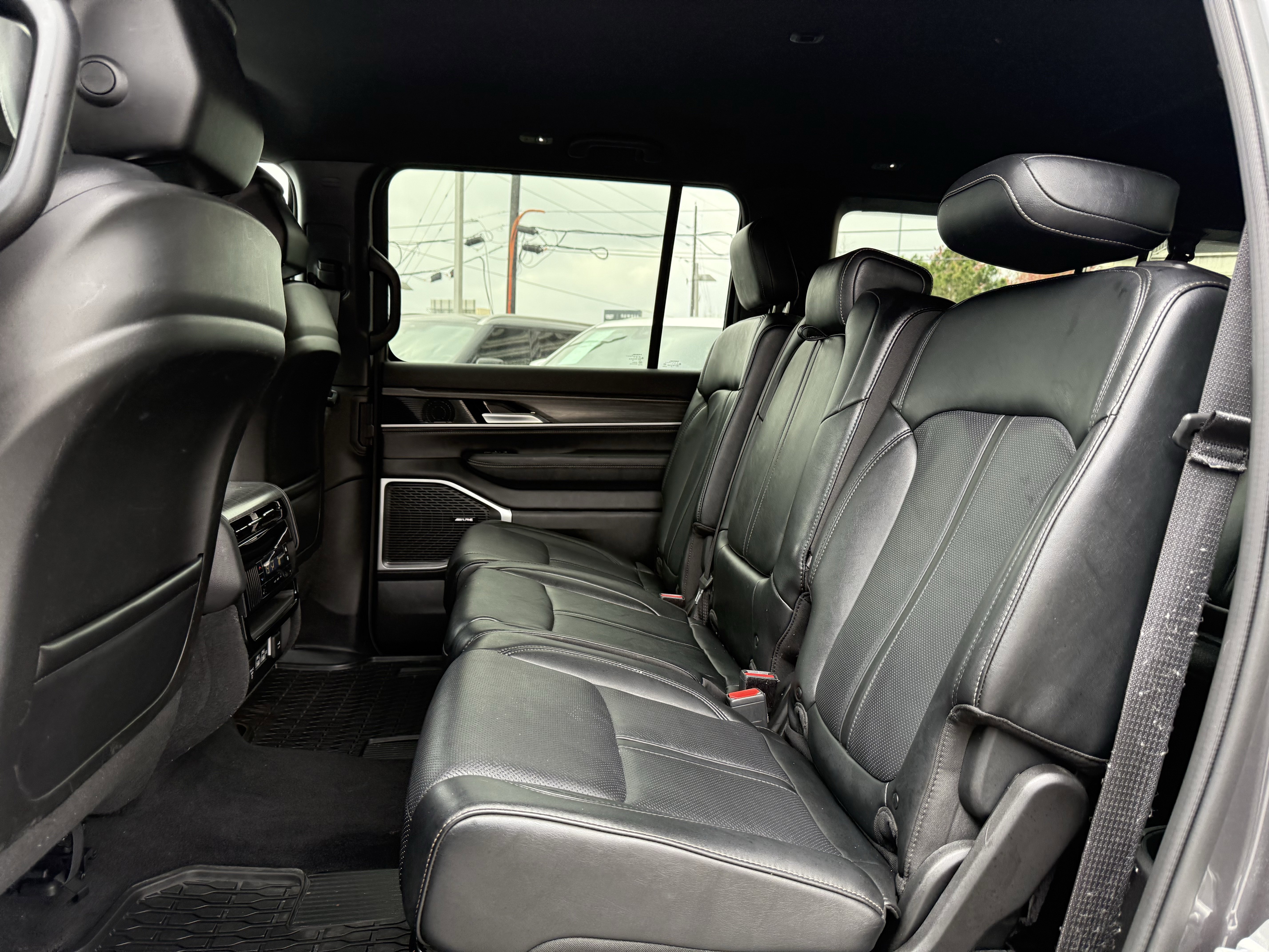 Used 2024 Jeep Wagoneer L Series II w/ Flexible Seating Group image 15