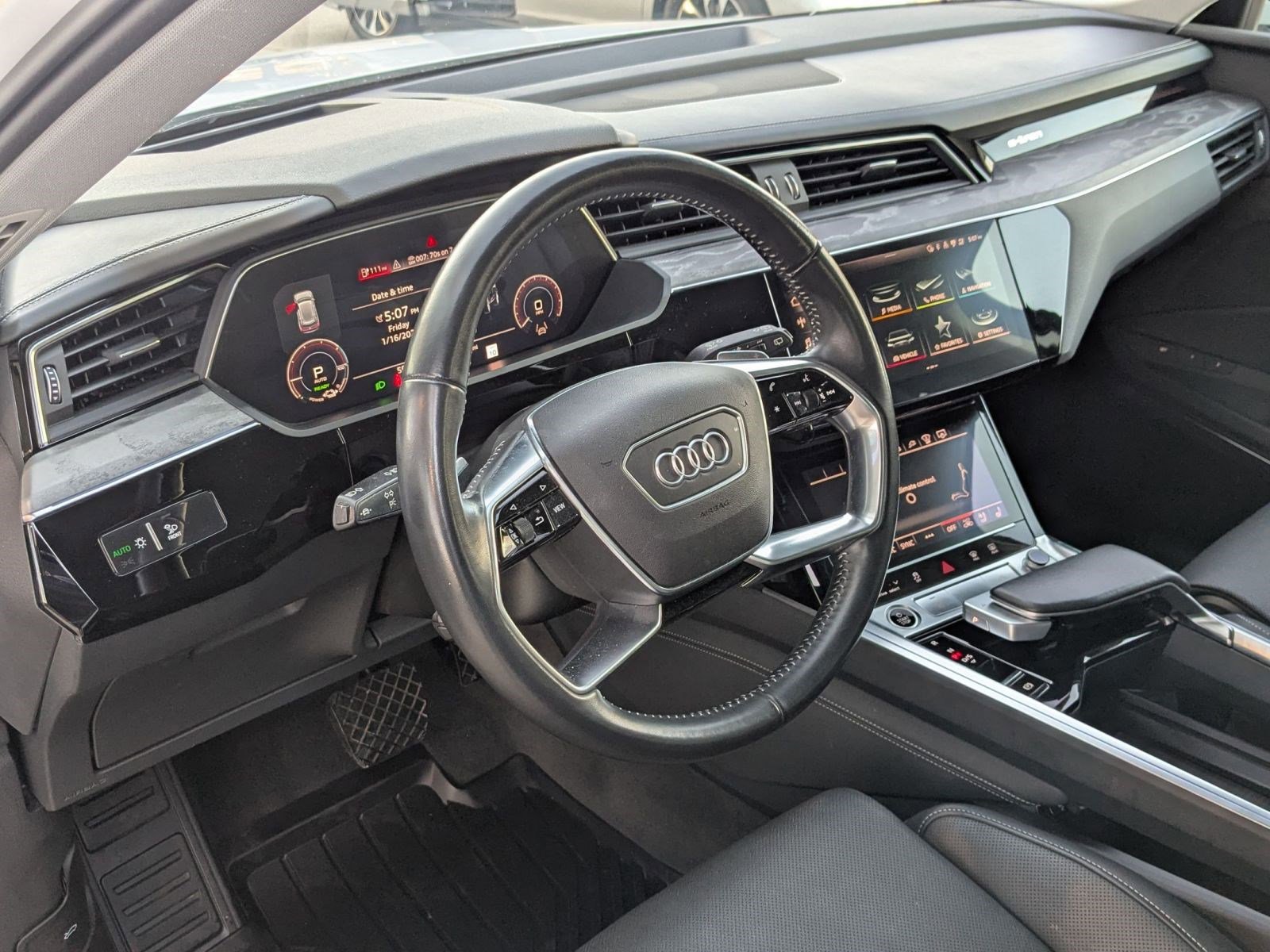 Used 2021 Audi e-tron Prestige w/ Prestige Package image 4