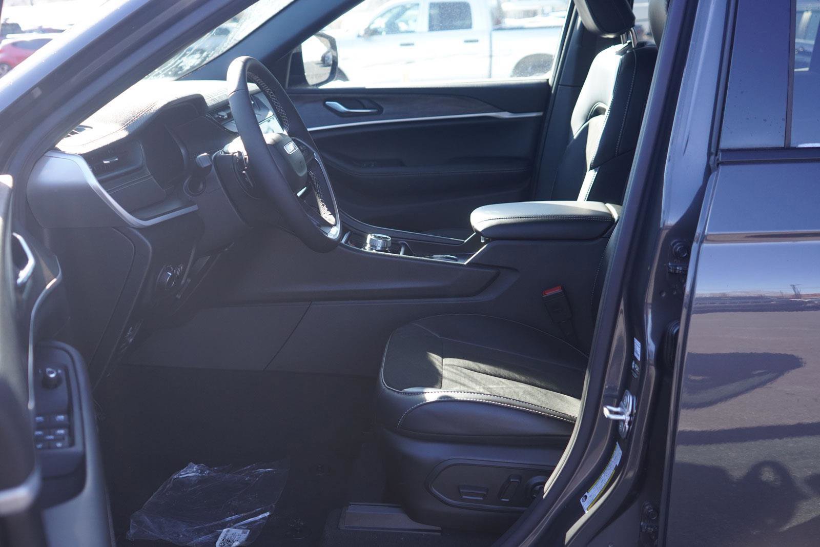 New 2026 Jeep Grand Cherokee Altitude image 24