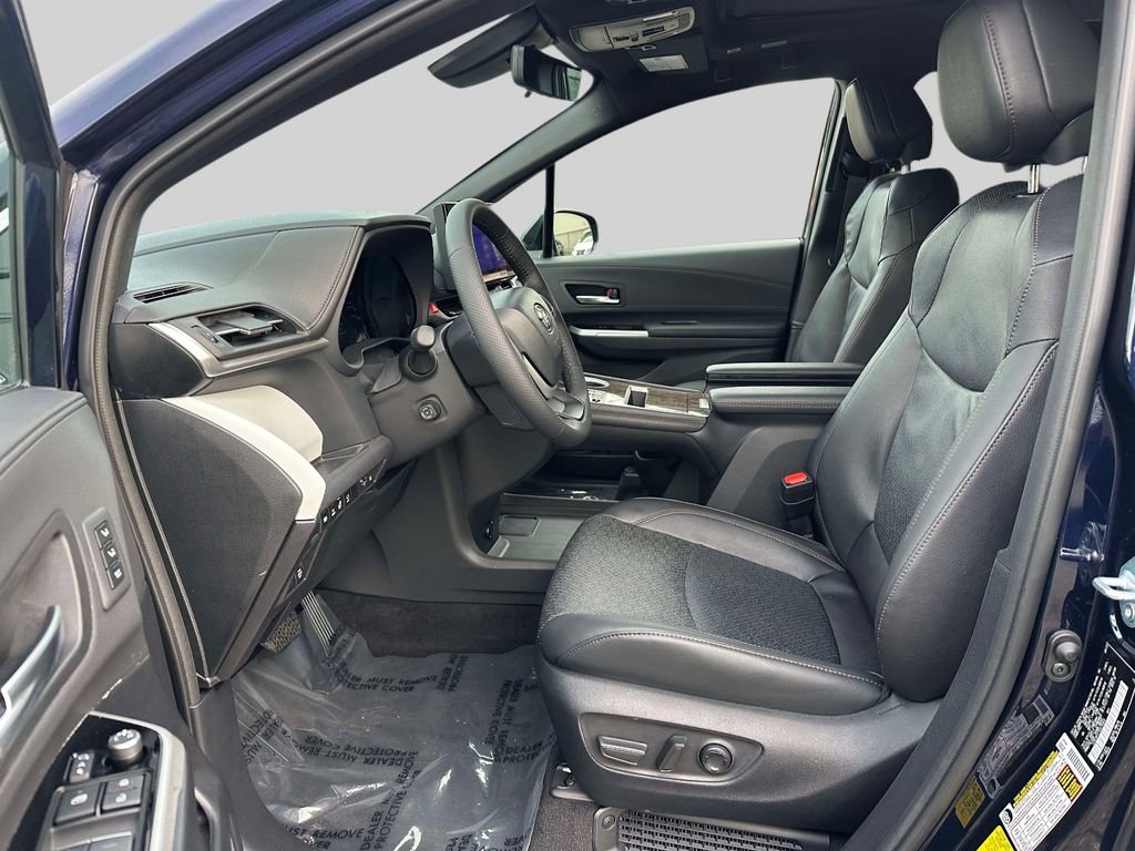 Used 2025 Toyota Sienna Platinum image 14