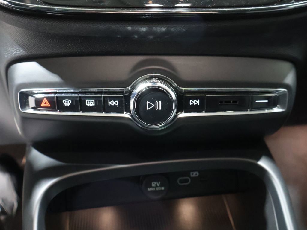 Used 2023 Volvo XC40 B5 Core image 31