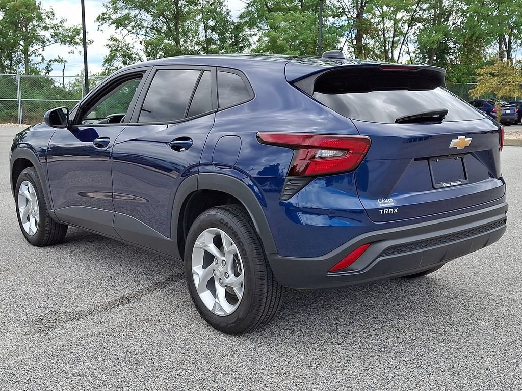 Used 2024 Chevrolet Trax LS w/ LS Convenience Package FWD image 7