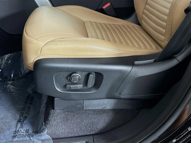 Used 2025 Land Rover Discovery Metropolitan Edition image 22