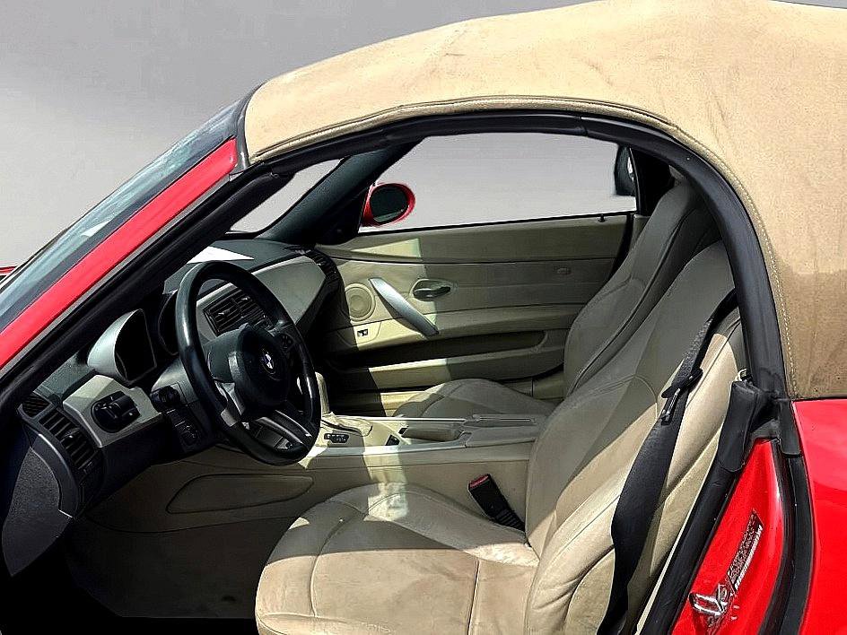 Used 2005 BMW Z4 2.5i image 11