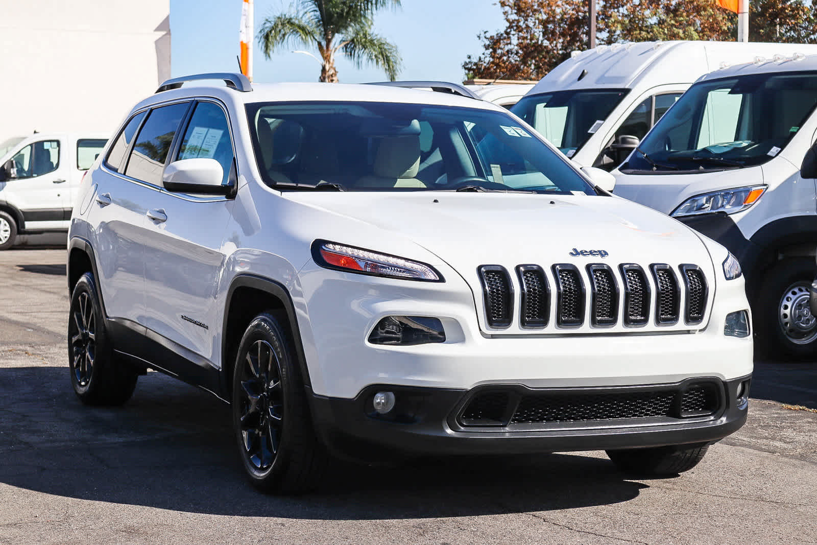 Used 2018 Jeep Cherokee Latitude FWD image 3