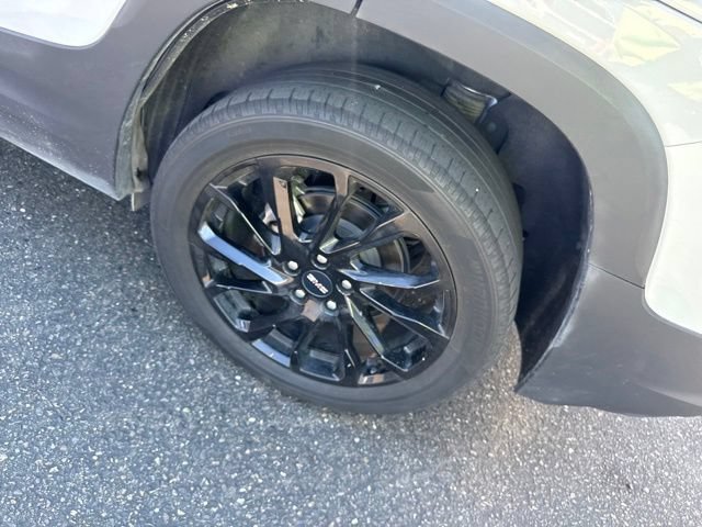 Used 2023 GMC Terrain SLE w/ Driver Convenience Package FWD image 3