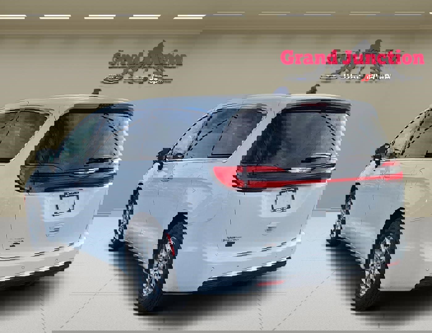 Used 2024 Chrysler Pacifica Touring-L image 5