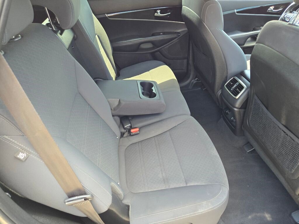 Used 2017 Kia Sorento LX w/ LX Convenience Package image 9