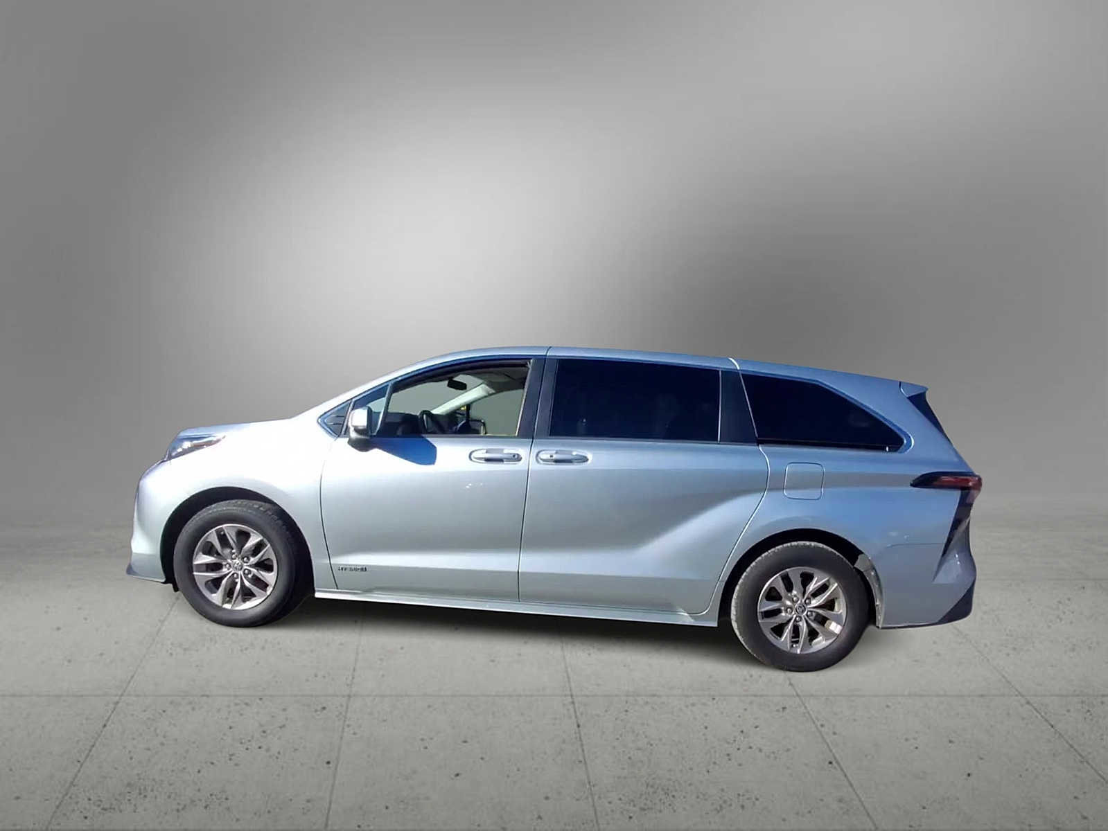 Used 2021 Toyota Sienna LE image 5