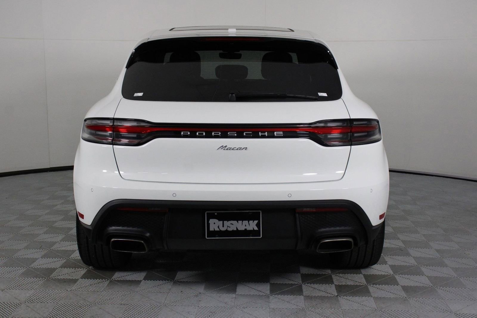 Certified 2025 Porsche Macan image 6