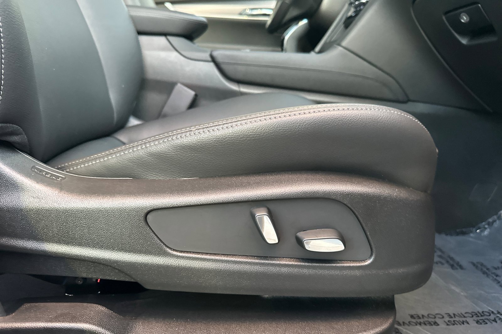 Used 2025 Cadillac XT6 Luxury image 25