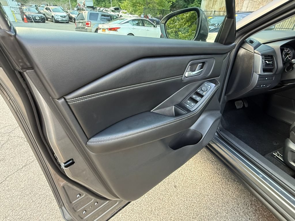 Used 2024 Nissan Rogue SV w/ SV Premium Package AWD/4WD image 21